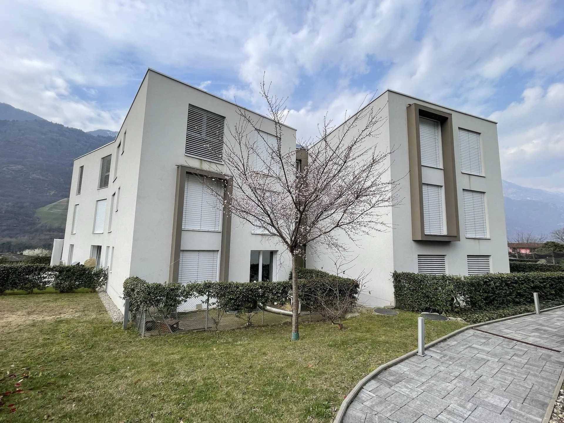MODERNO ED AMPIO APPARTAMENTO 2.5 CON DUE POSTEGGI INTERNI