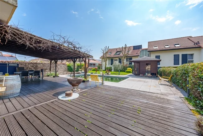 7,5-Zimmer-Dorfhaus mit Schwimmbad im Herzen von Gilly