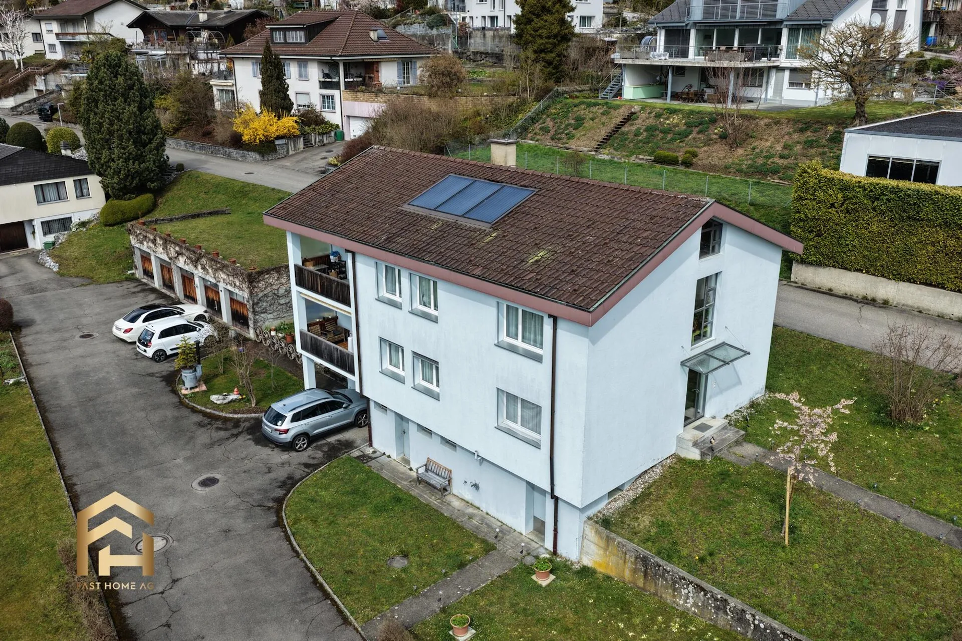 Attraktives Zweifamilienhaus mit Grünfläche und Nebengebäuden