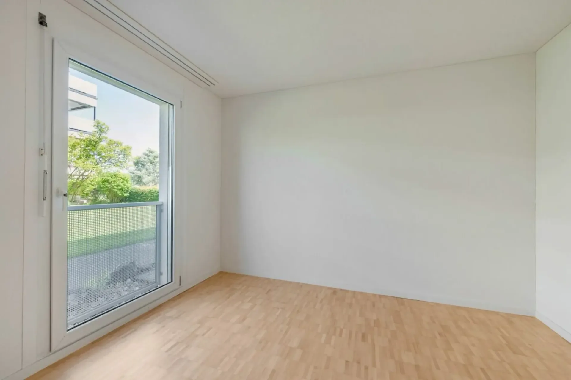 Grosszügige Erdgeschosswohnung mit grossem Garten im ruhigen und beliebten Wohnquartier "Scheibenschachen" direkt an der Aare