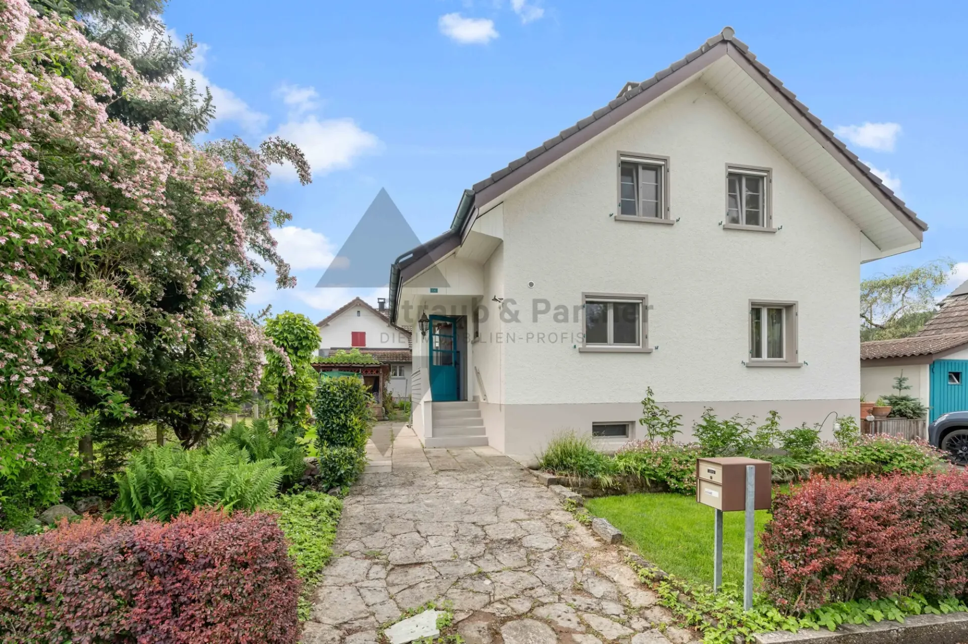 CHARMANTES EINFAMILIENHAUS MIT GROSSEM GARTEN UND VIEL POTENZIAL