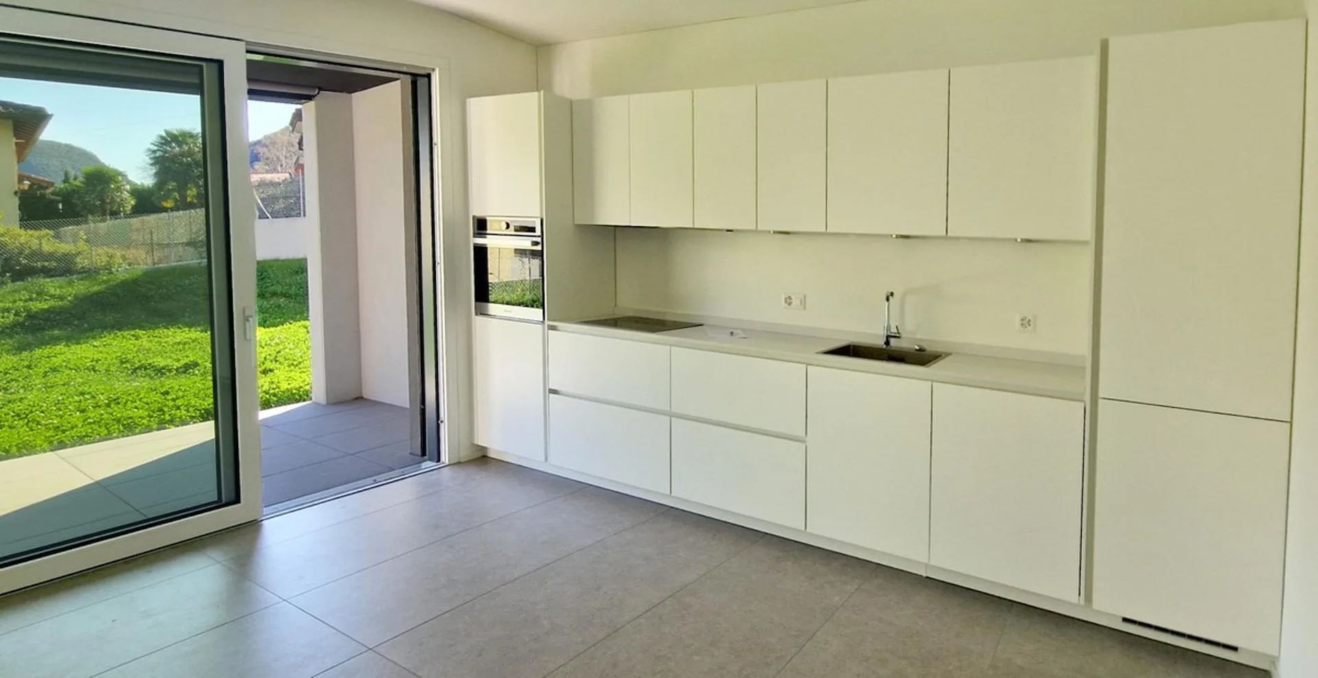 Wunderschöne neue 3,5-Zimmer-Wohnung mit hohem Standard und privatem Garten.