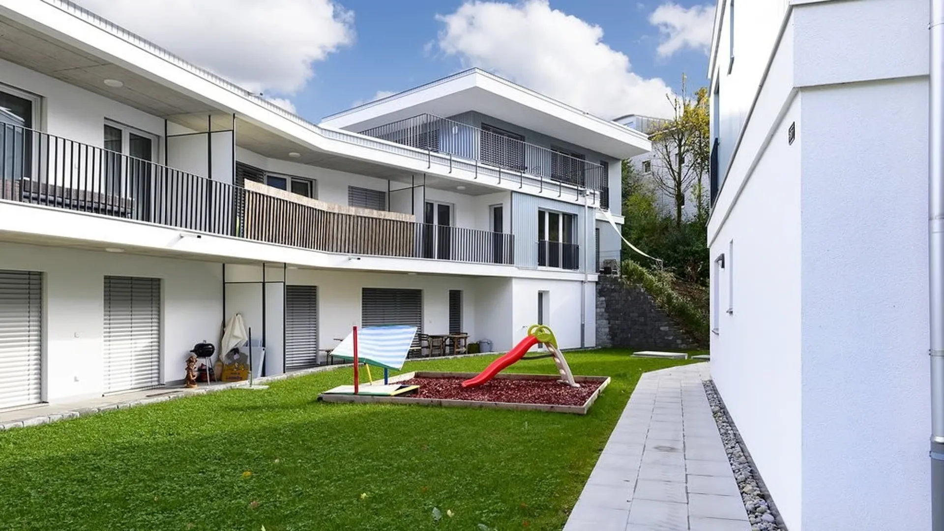 LICHTDURCHFLUTETE 3.5 ZIMMER-WOHNUNG MIT GROSSER TERRASSE