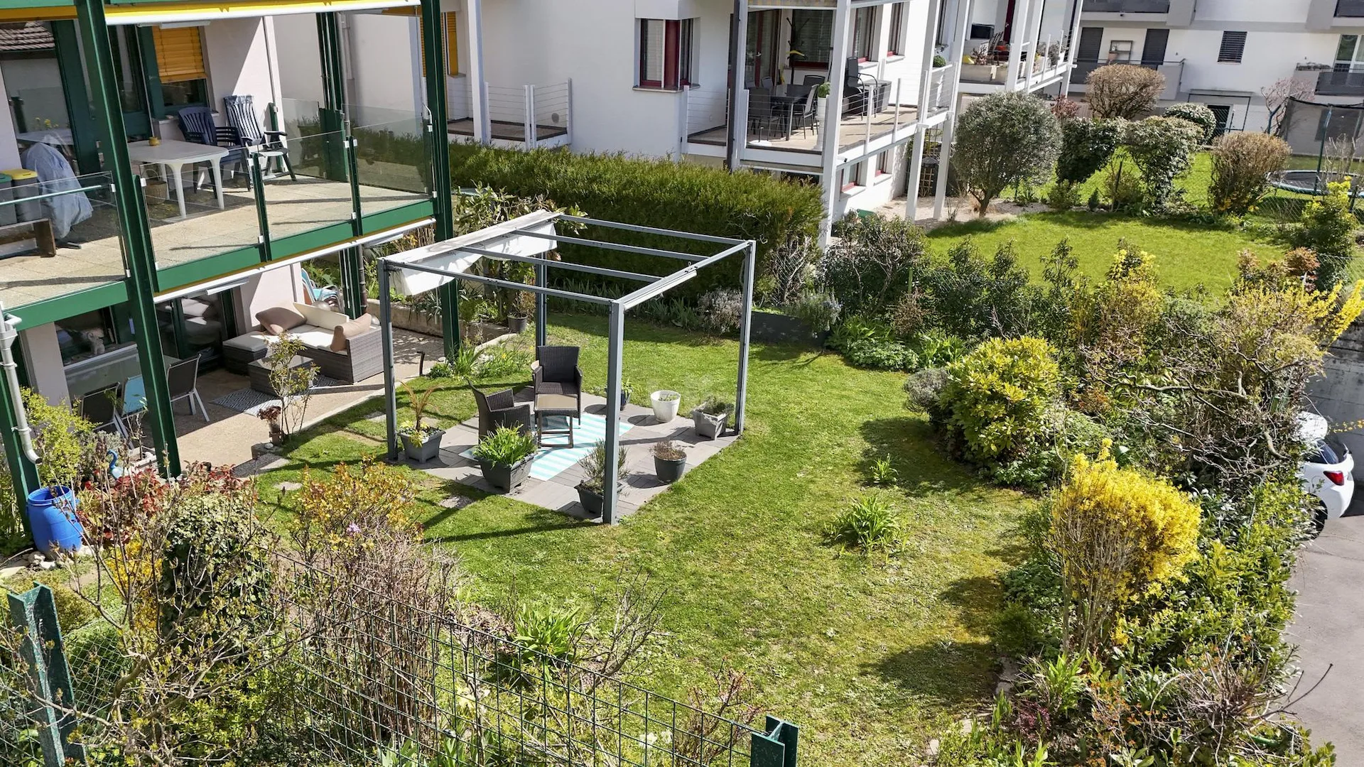 Zweigeschossige Wohnung mit Garten und Blick auf See und Berge