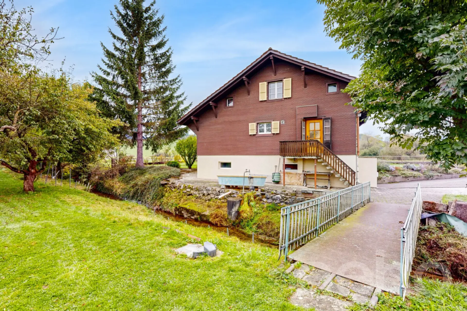 Chalet de caractère sur 1'741 m² avec rivière et potentiel