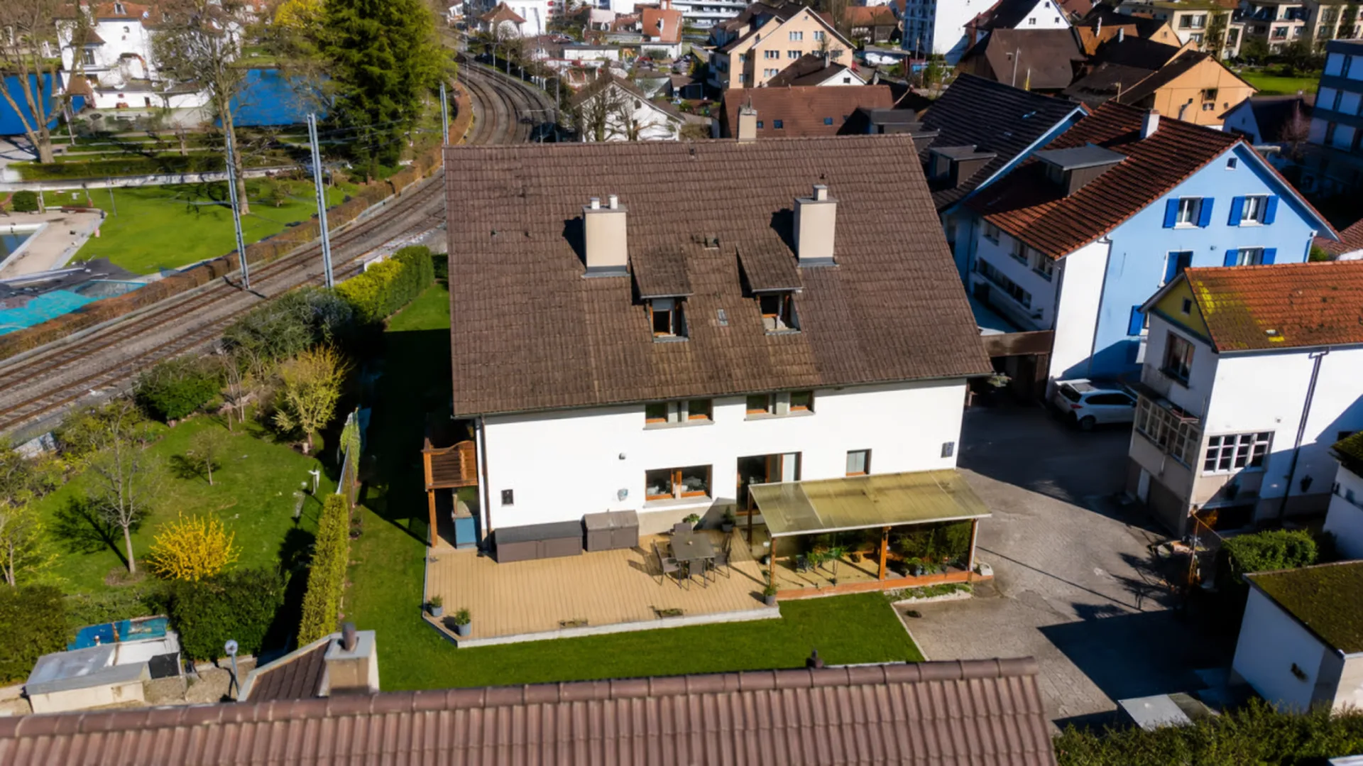Lichtdurchflutete 4.5-Zimmer-Wohnung mit hoher Raumhöhe und Cheminée in Bottmingen