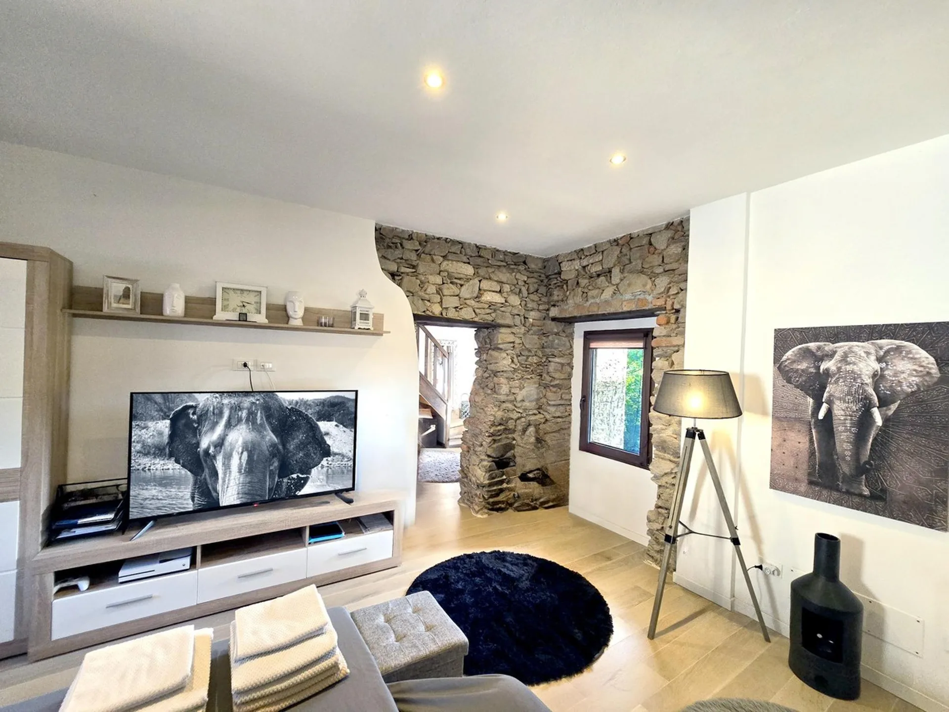 Schönes Haus mit 3,5 und 2,5 Zimmern, renoviert und mit schönen Außenbereichen.