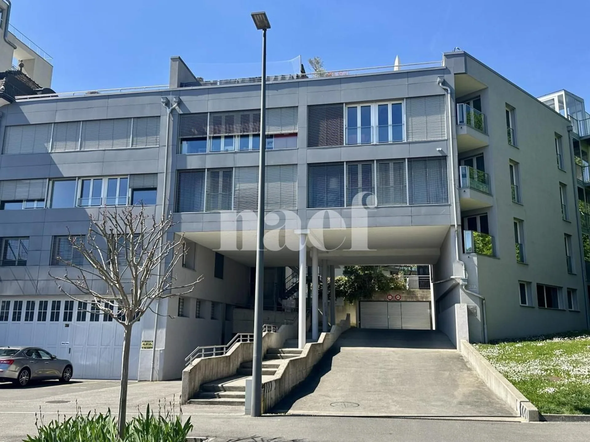 Bright and spacious 6-room apartment with large terrace