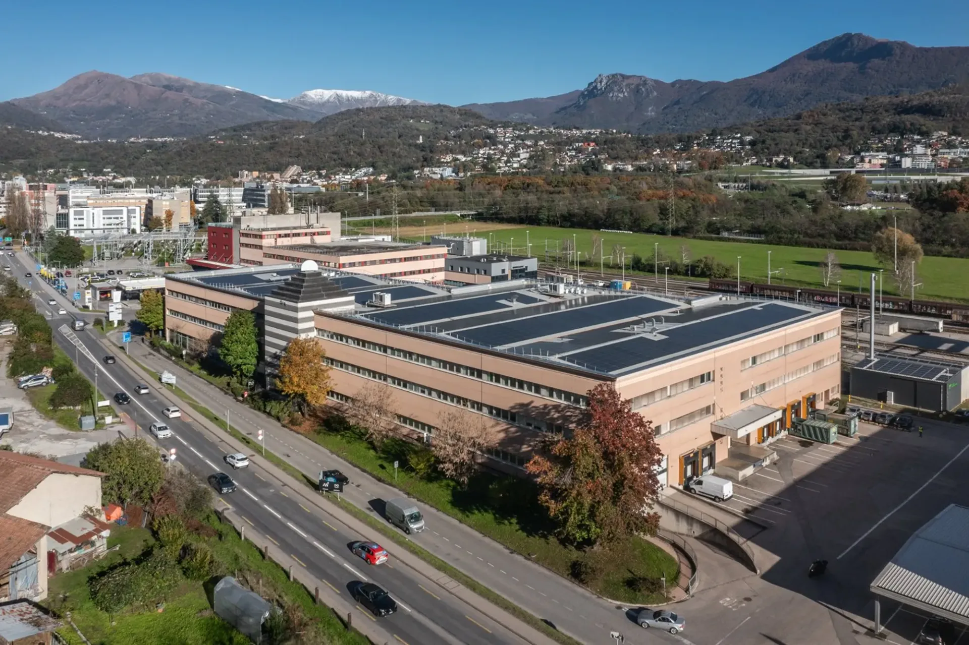LUGANO NORD - WAREHOUSE MIT 600MQ ZU VERMIETEN (REF. 030)