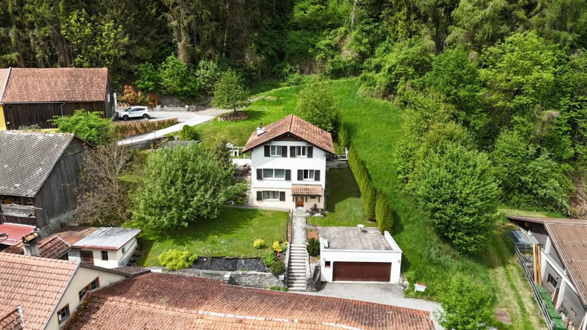Freistehendes Einfamilienhaus mit Umschwung