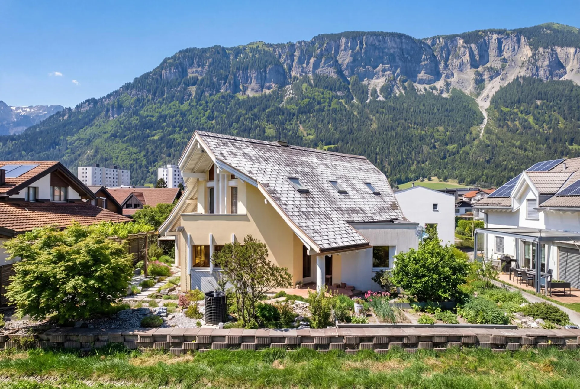 Domat/Ems: Einfamilienhaus mit viel Platz und Möglichkeiten