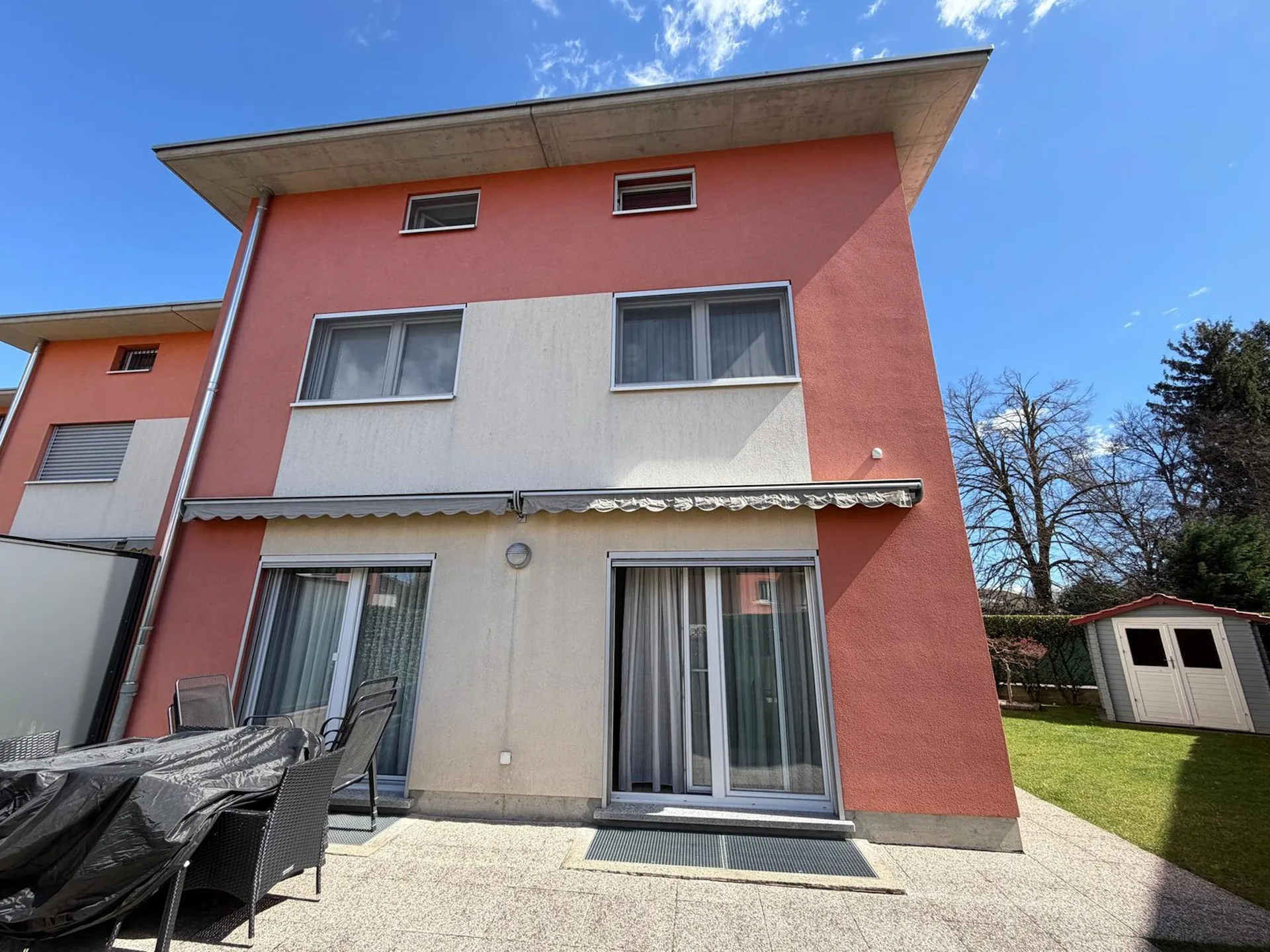 Casa a schiera moderna 4.5 con giardino a Genestrerio