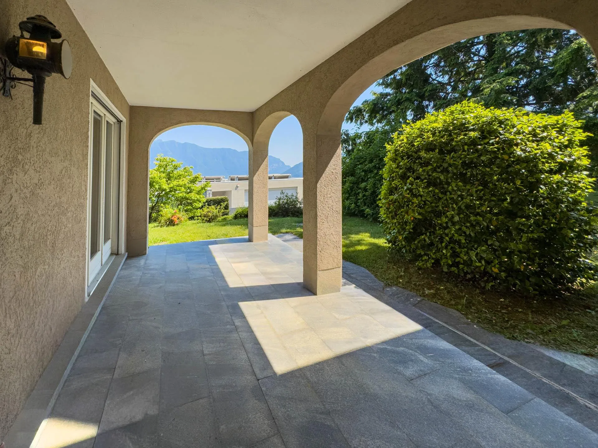 Villa con giardino e vista aperta sul golfo di Lugano a Carona
