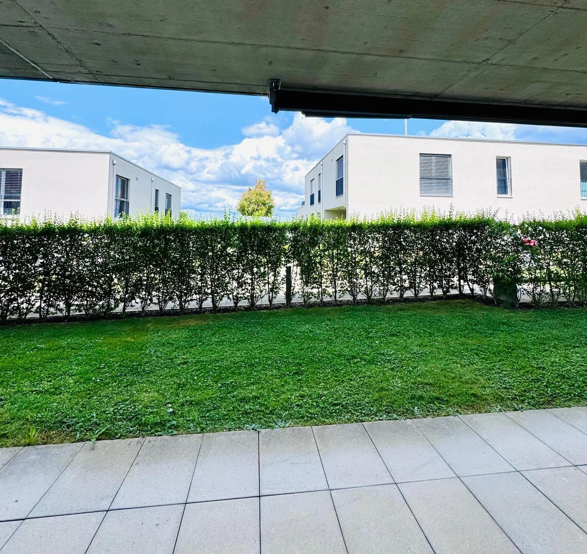 moderne Parterrewohnung mit grossem Sitzplatz in Seerheinnähe