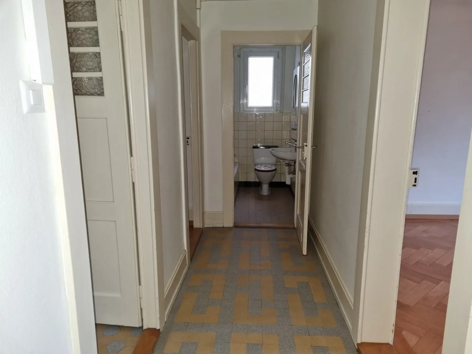 3 Zimmer mit Balkon in kleinem Haus