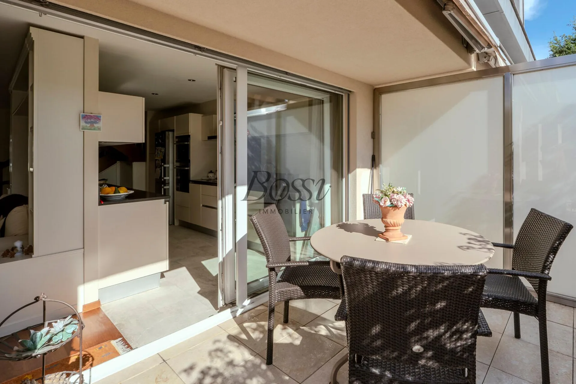 Duplex lumineux à Nyon avec terrasse, dépendance et ascenseur privé