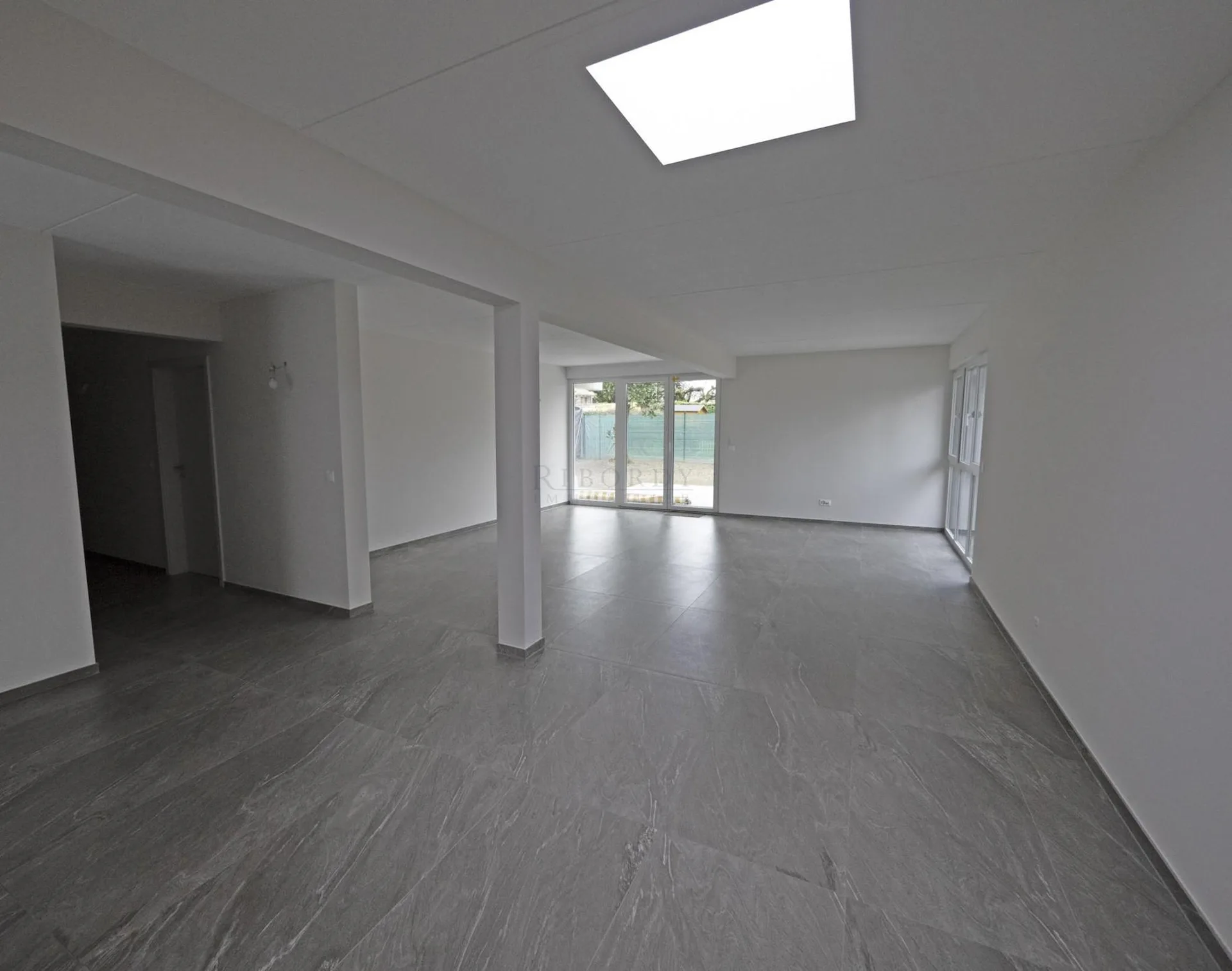 Maison jumelle avec ravissant jardin entièrement clôturé !