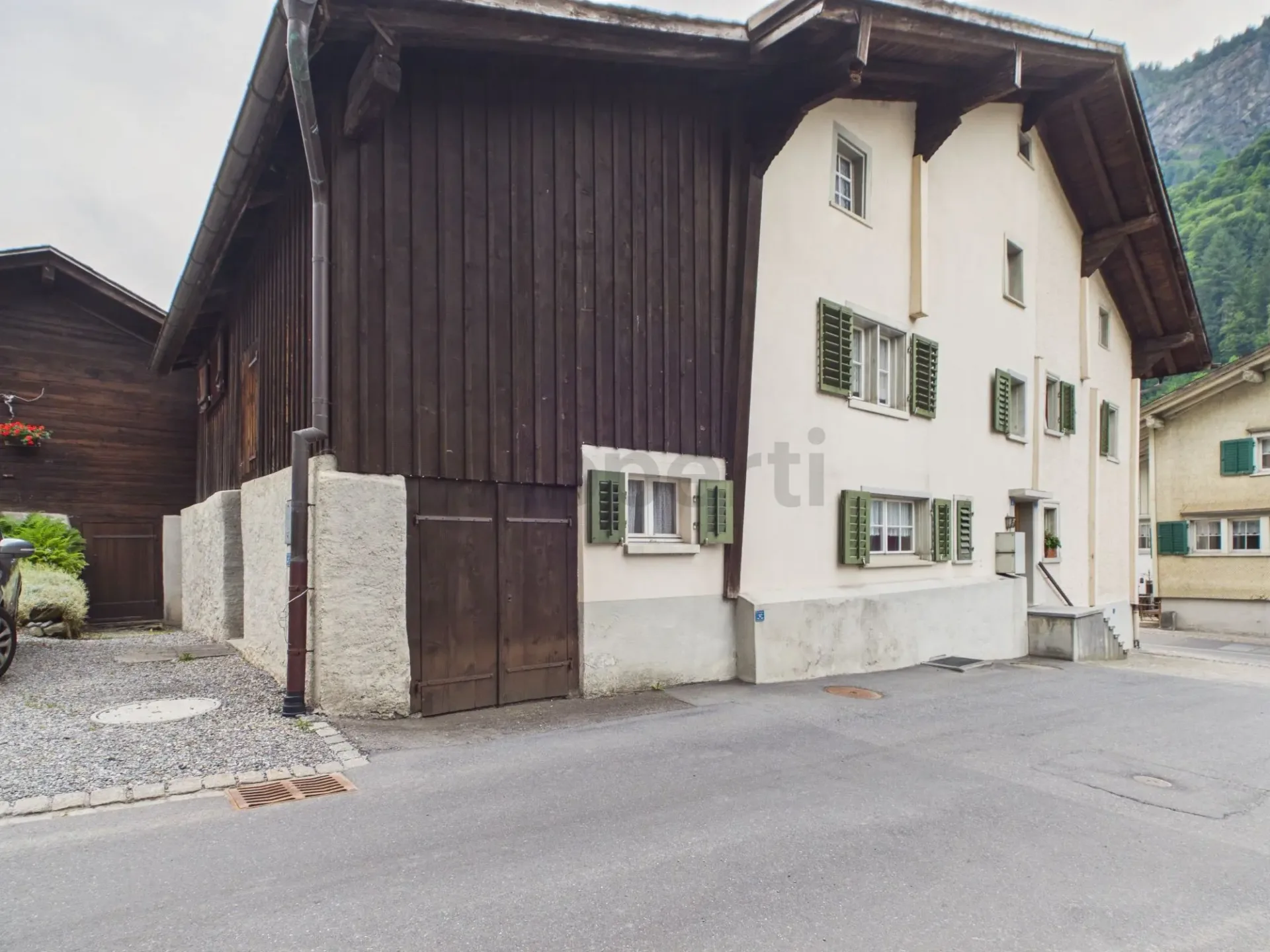 Historisches Einfamilienhaus mit charmantem Wohnkomfort in Glarus Süd