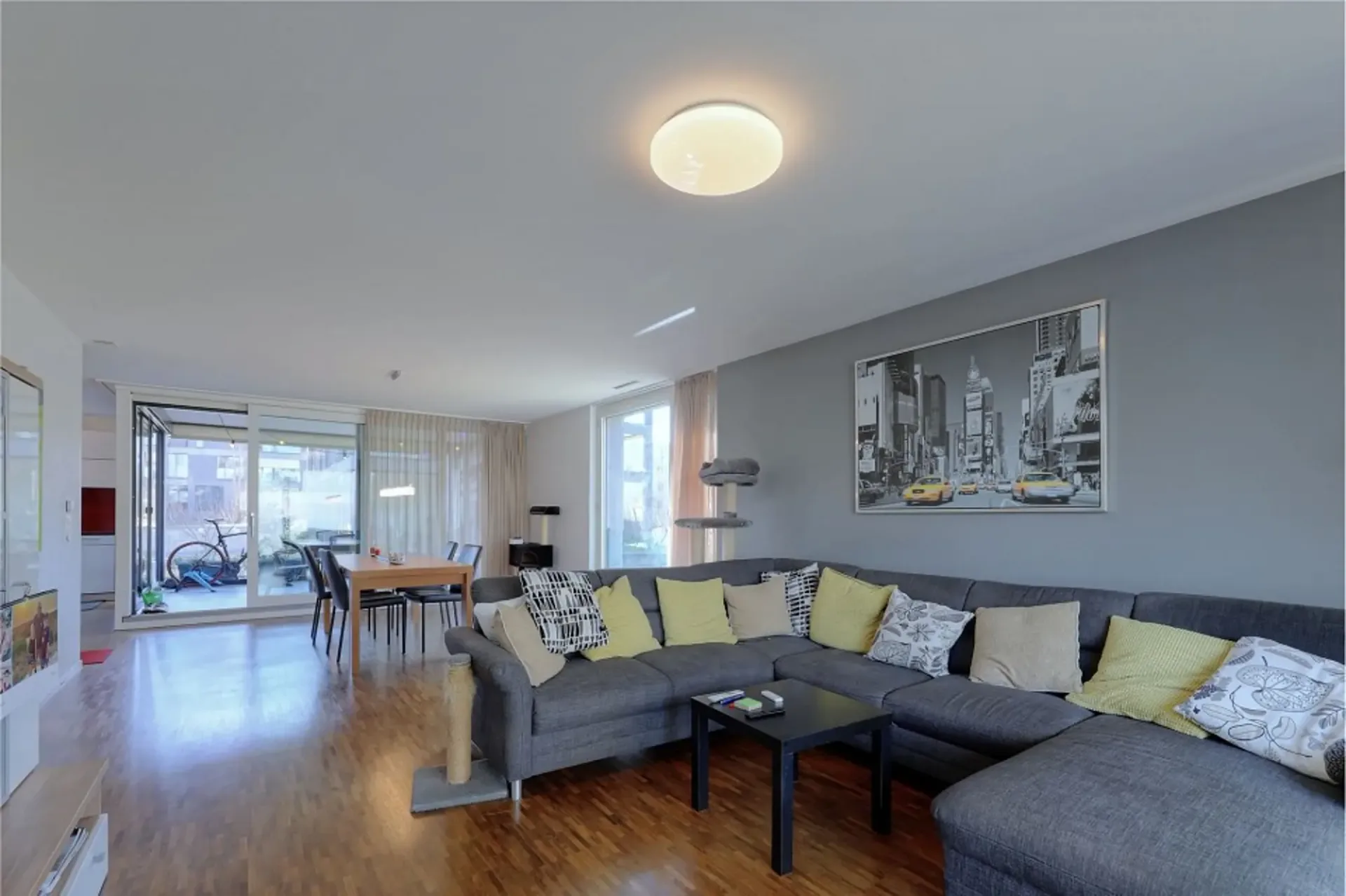 Moderne 2½-Zimmerwohnung mit 82 m² und zwei Balkone