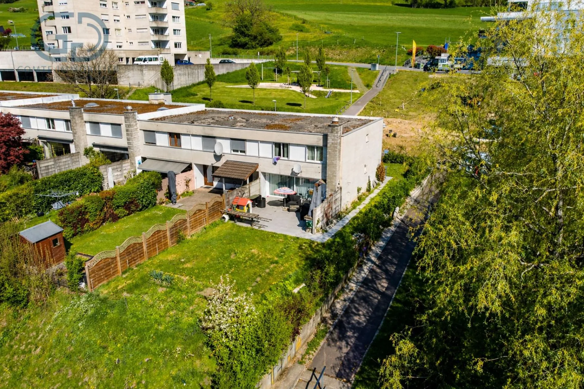 Casa a schiera su un lato vicino alla scuola