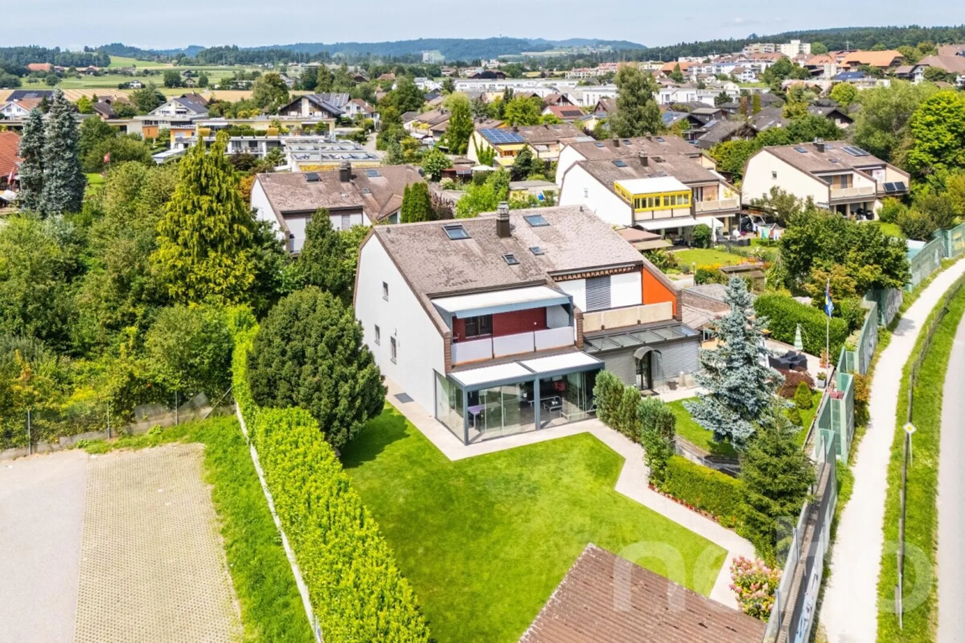 Moderne Doppelhaushälfte mit grossem Umschwung