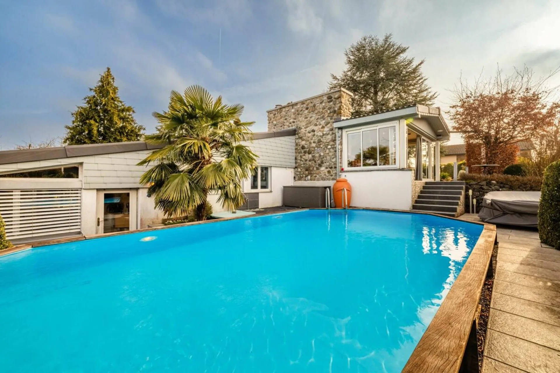 Exklusives 6.5-Zimmer-Haus mit Traumgarten, Pool und direkter Seenähe - Ihr Paradies am Wasser!  (Objekt im Baurecht)