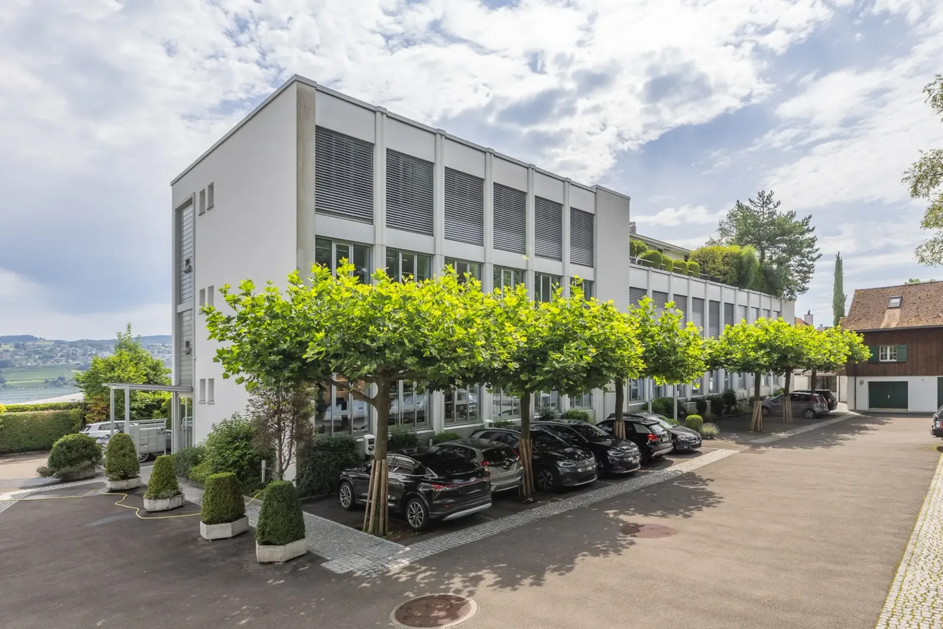 Repräsentative Gewerbefläche am Zürichsee - perfekte Lage für Ihr Business!