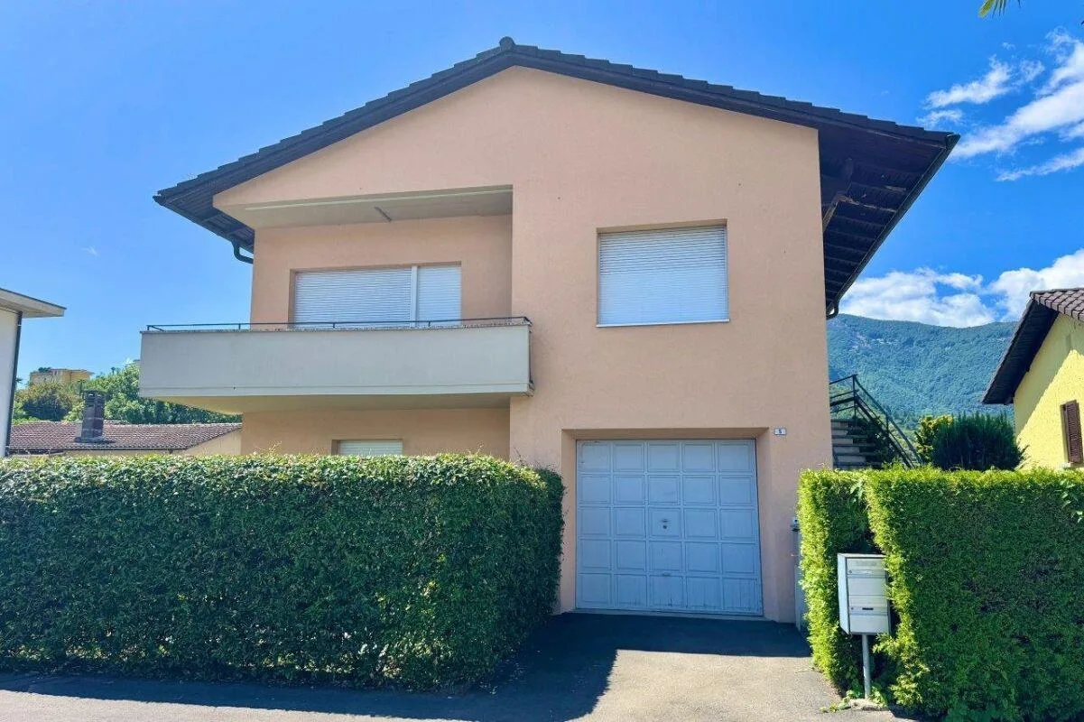 Zweifamilienhaus mit grosszügigen Räumen, Garage und Atelier | Two-...