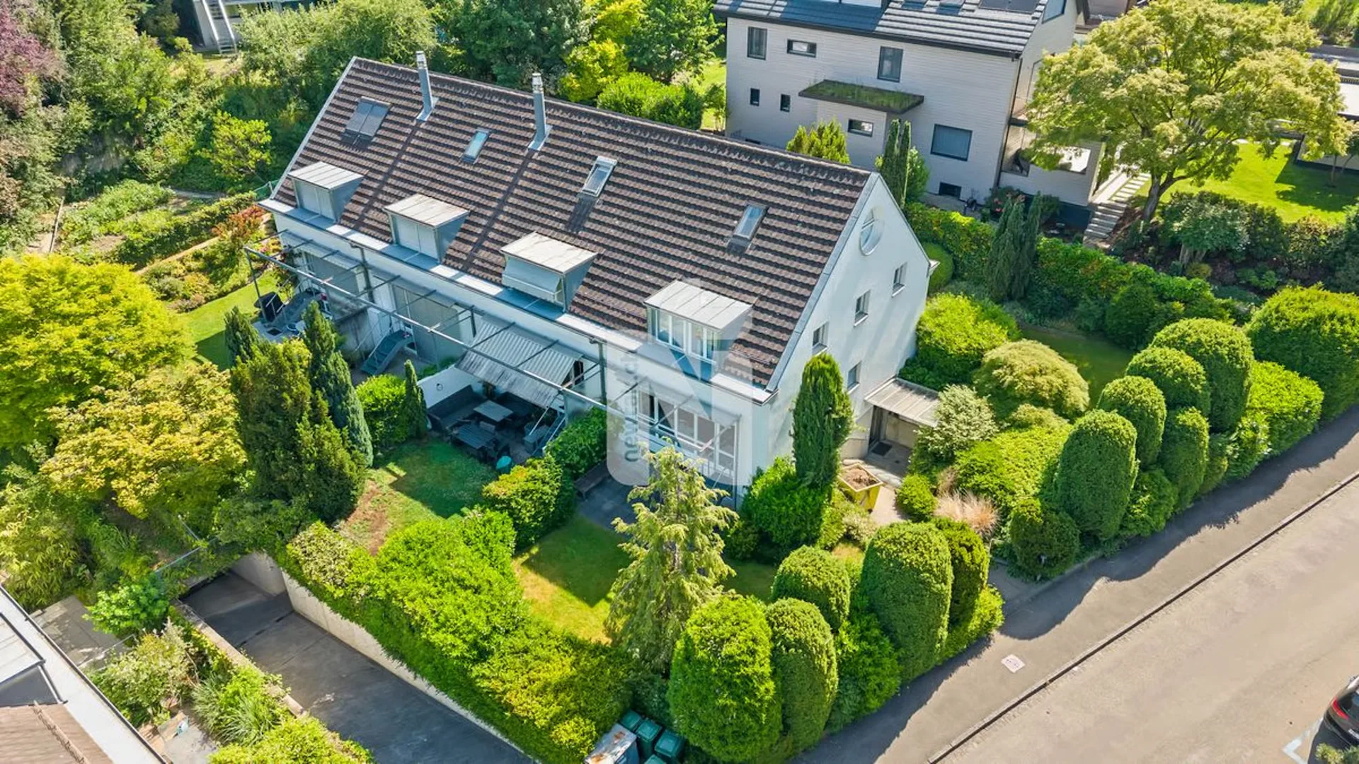 Familienfreundliches Reiheneckhaus mit idyllischem Garten und Weitsicht bis nach Basel