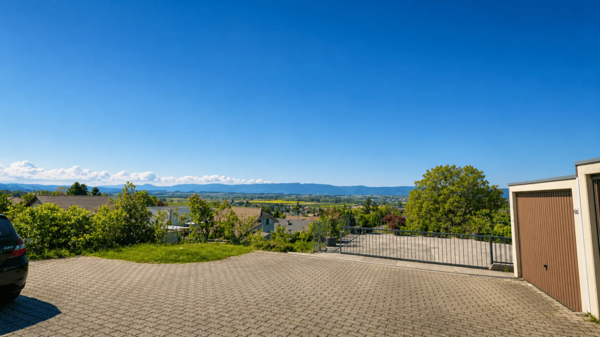 DOMINANT VIEW, QUIET WITH SWIMMING POOL