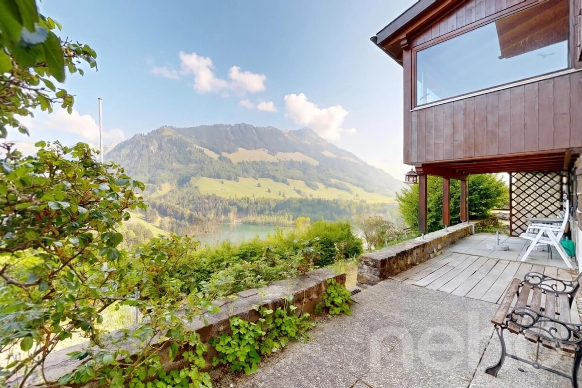 Idyllisches Chalet mit Panoramablick auf den Montsalvenssee