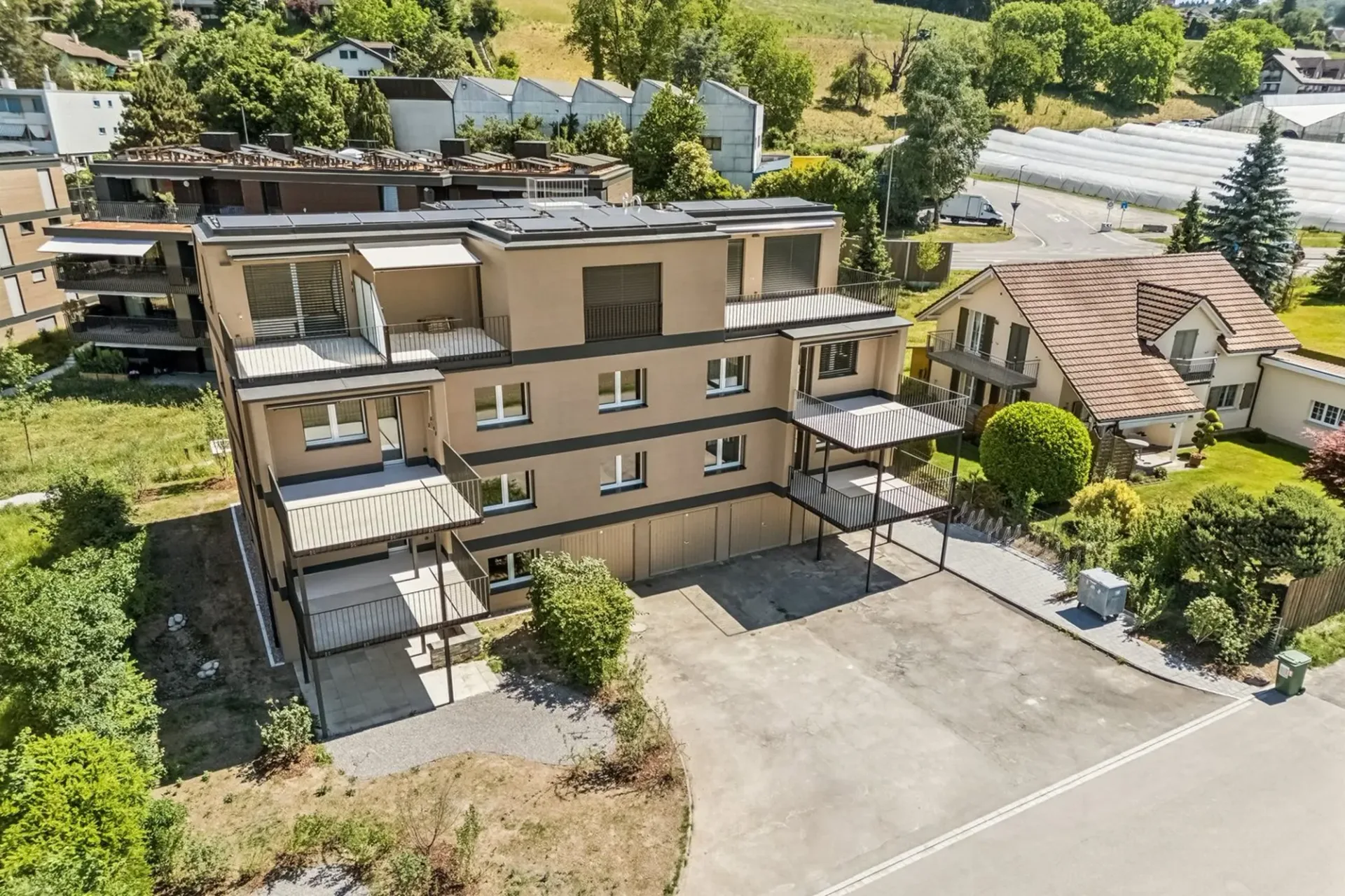 Stilvolles Wohnen mit Blick ins Grüne – Erstbezug nach Küchensanierung