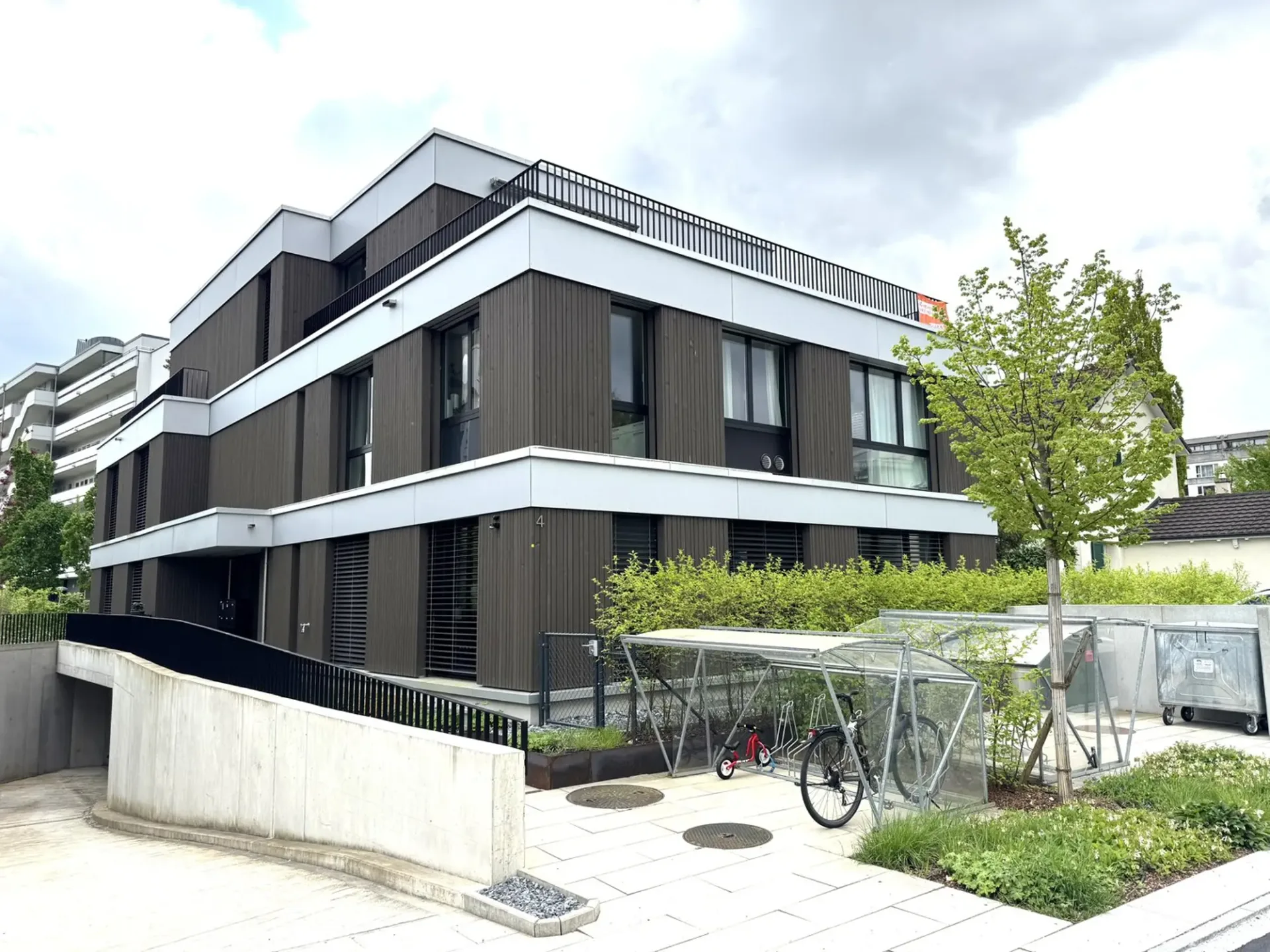 Moderne 3.5-Zimmer-Wohnung mit Wintergarten und Gartenbereich in Reinach