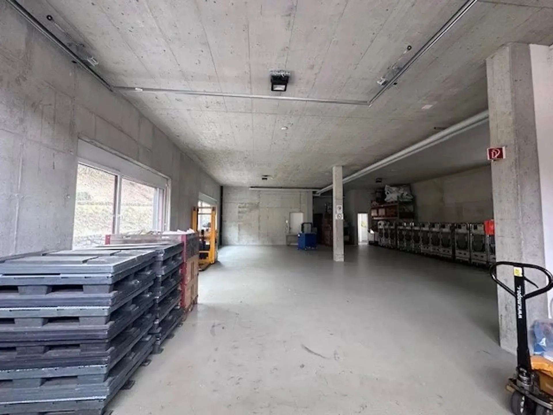 Lager im Erdgeschoss mit Eingang für Fahrzeuge von 180 m2