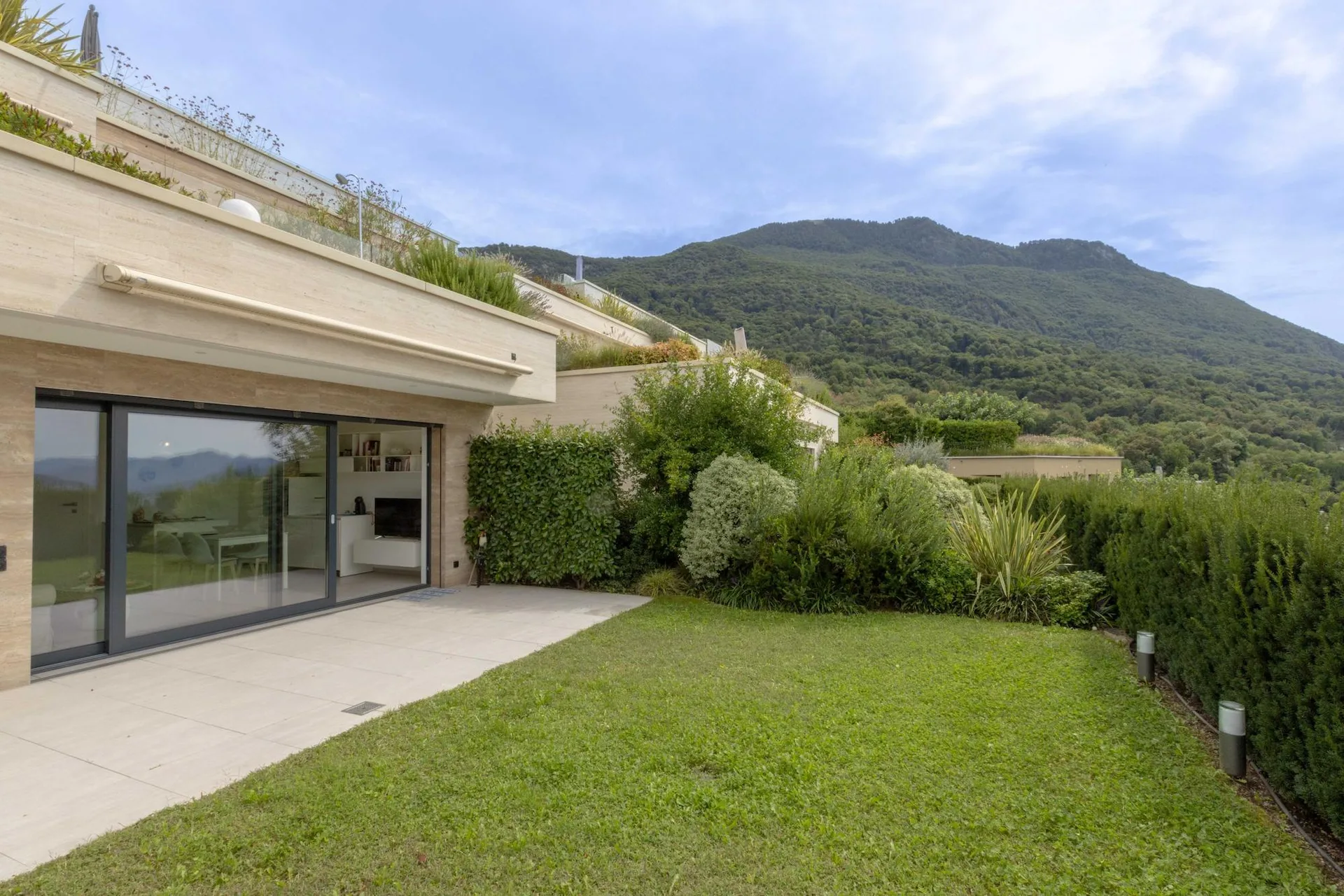 STUPENDIANT 2.5 PIÈCES DE HAUT STANDING AVEC JARDIN À CADRO