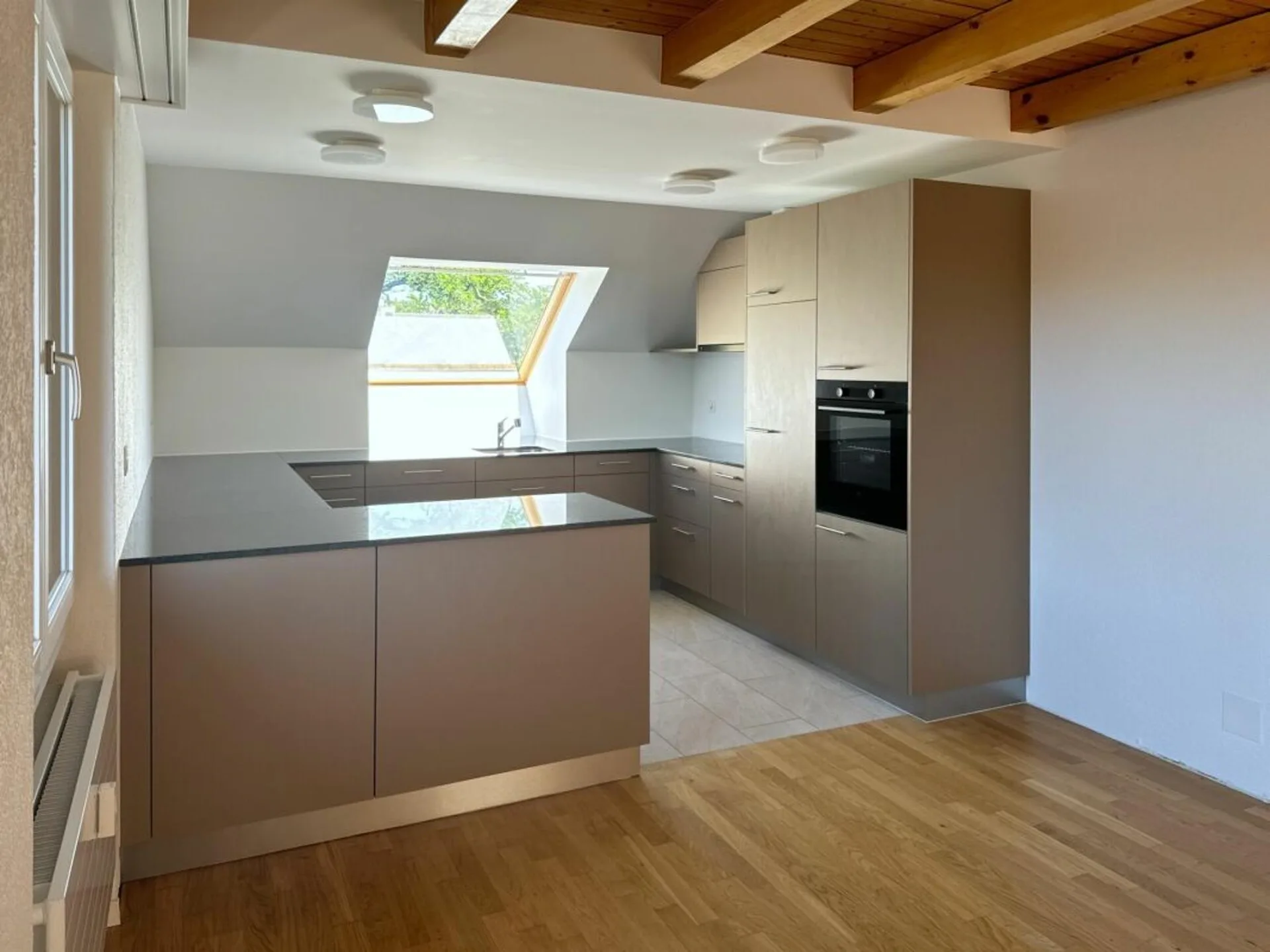 Appartement de mansarde rénové 4 1/2 pièces avec galerie