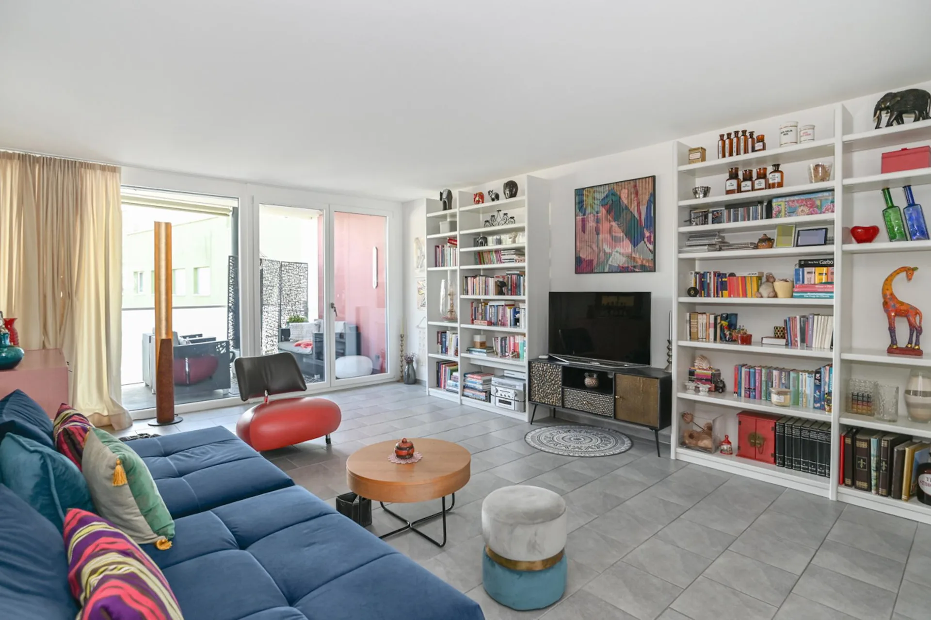 Well-maintained condominium in a central location with two balconies