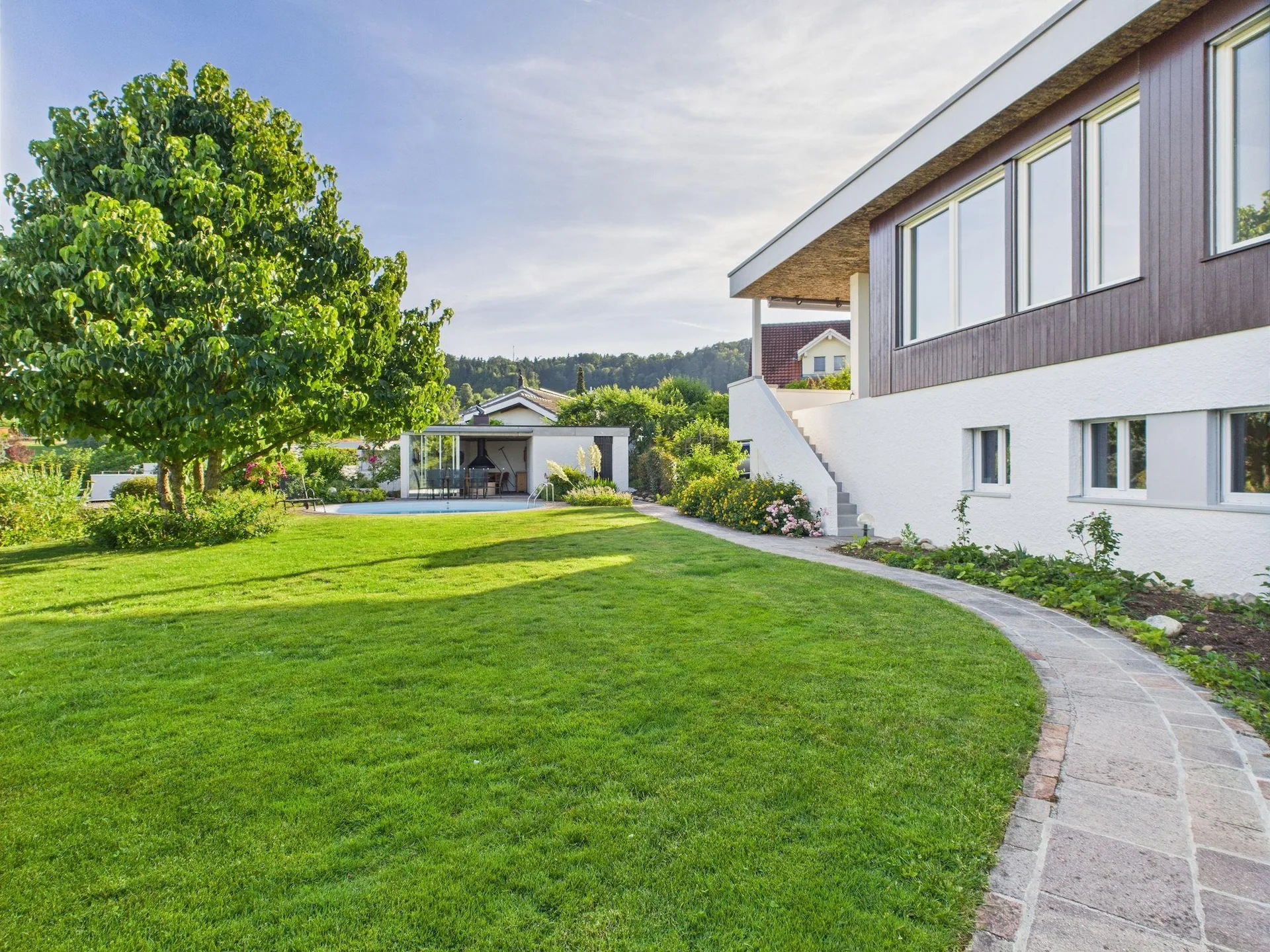Einfamilienhaus mit Pool, Poolhaus & viel Umschwung
