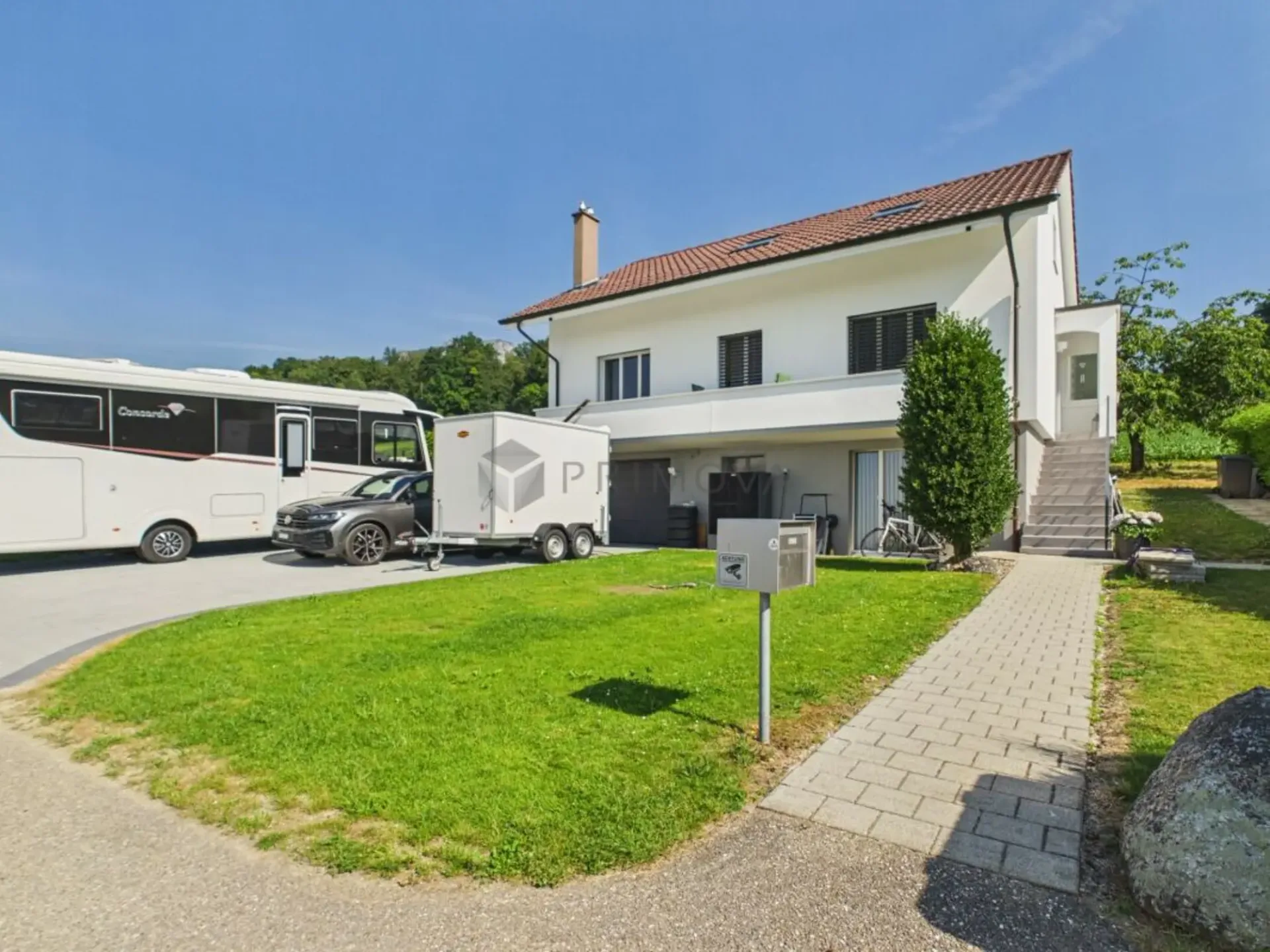 Traumausblick inklusive und ein top-saniertes Familienparadies zum Verlieben