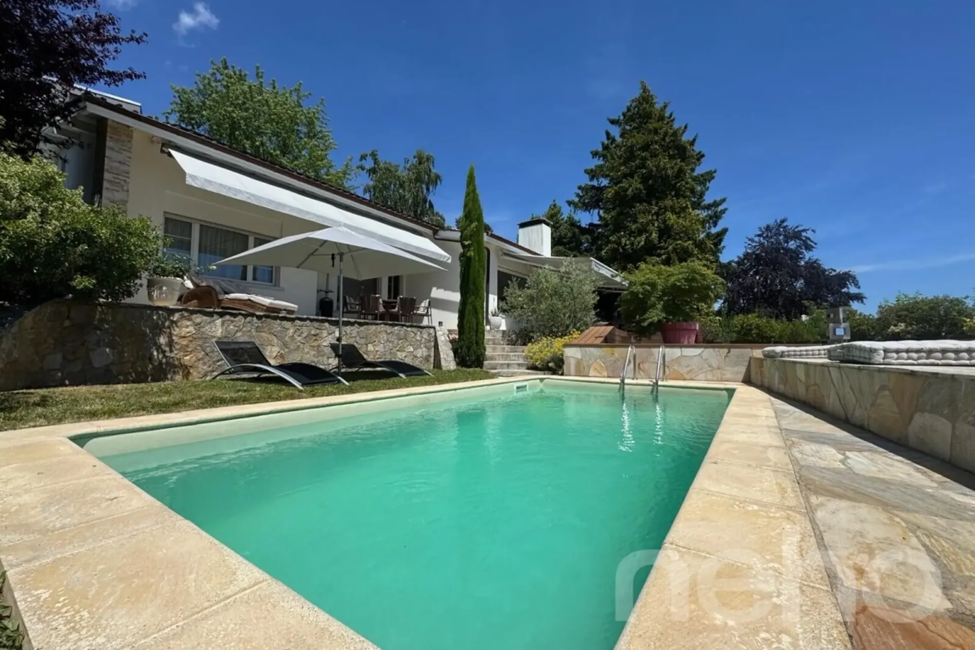 Villa contemporaine d'exception avec piscine et vue lac Neuchâtel