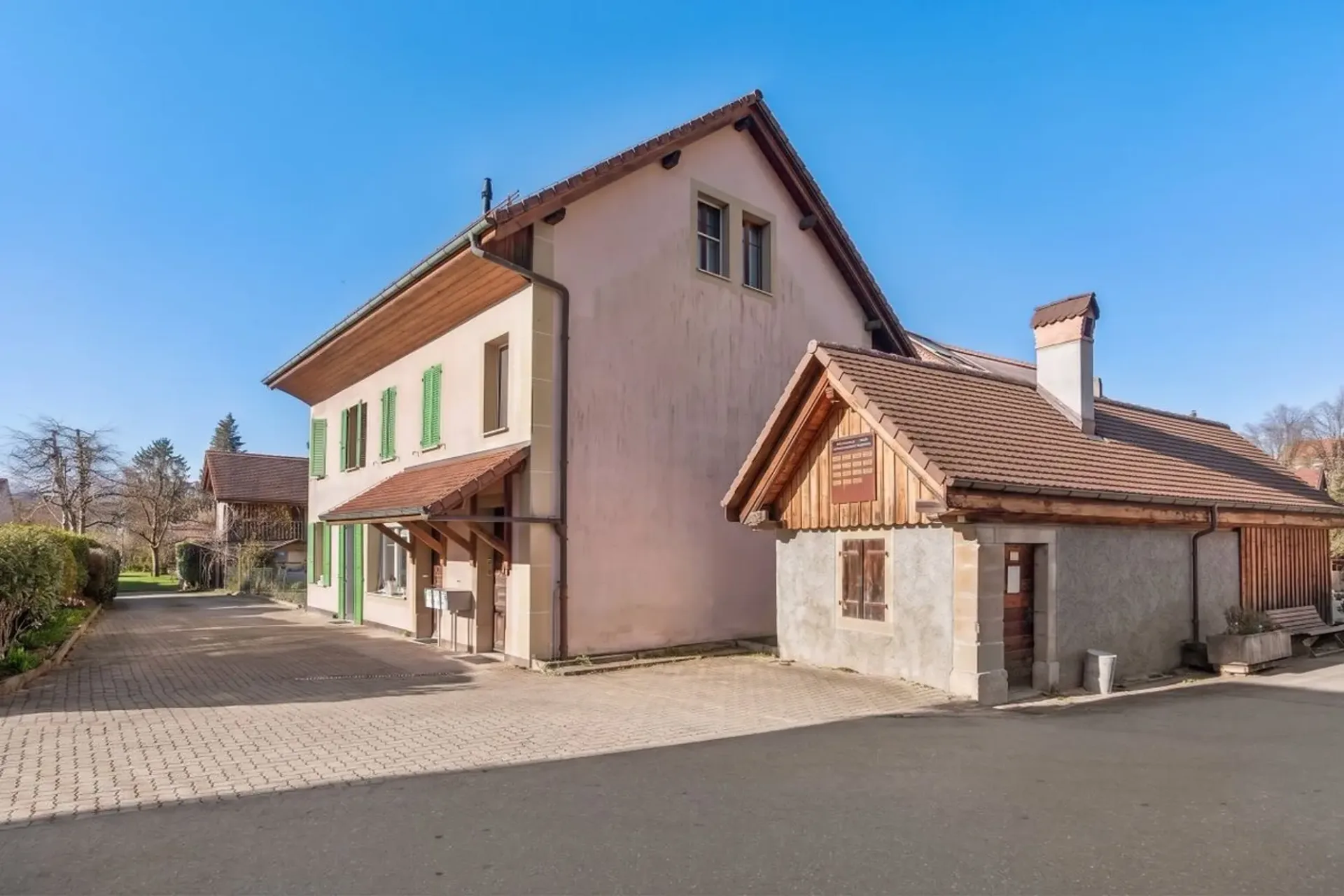 Maison avec trois appartements dans un cadre paisible à Marnand