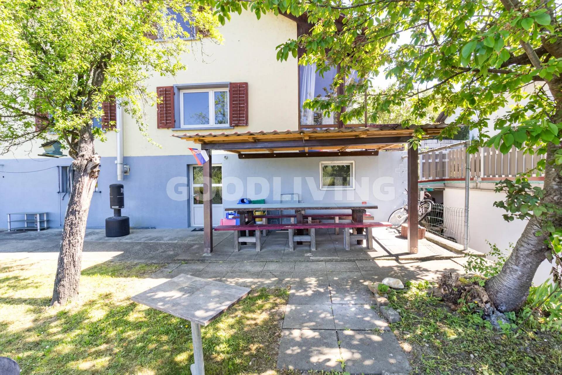 Sonnige Gartenidylle mit Blick ins Grüne