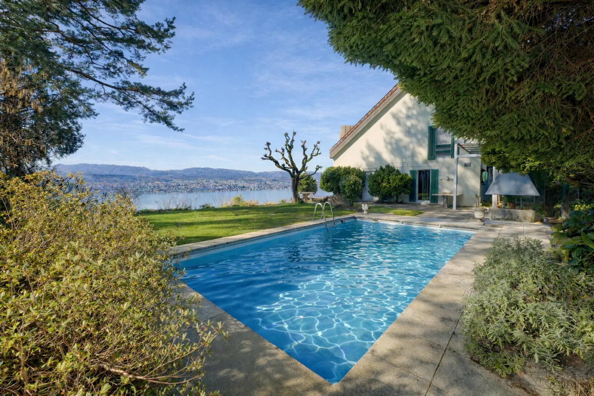 Erlenbach: Einfamilienhaus mit traumhafter Sicht über den Zürichsee