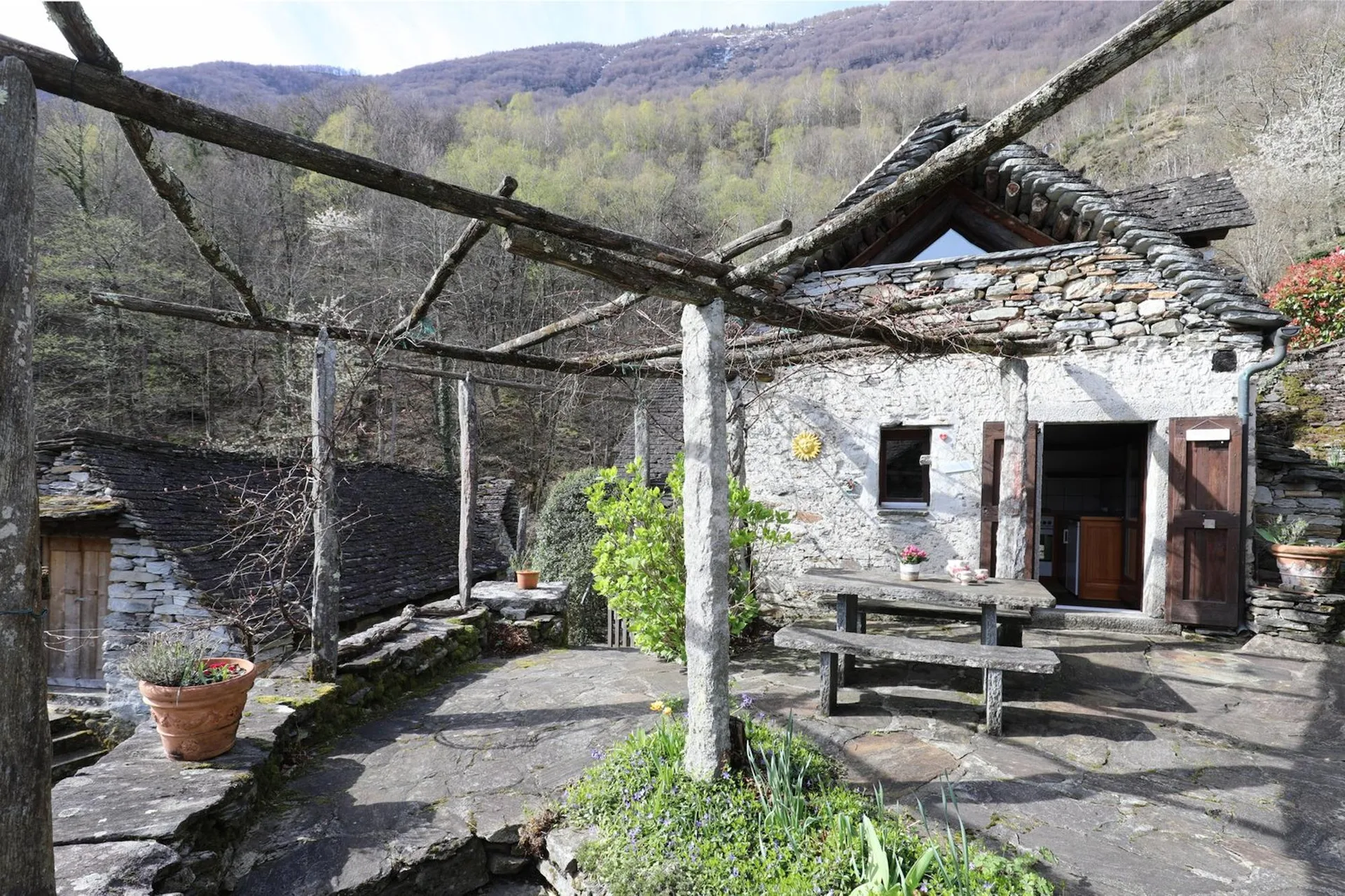 Sehr schönes Rustico mit Sicht auf die Berge im Maggiatal
