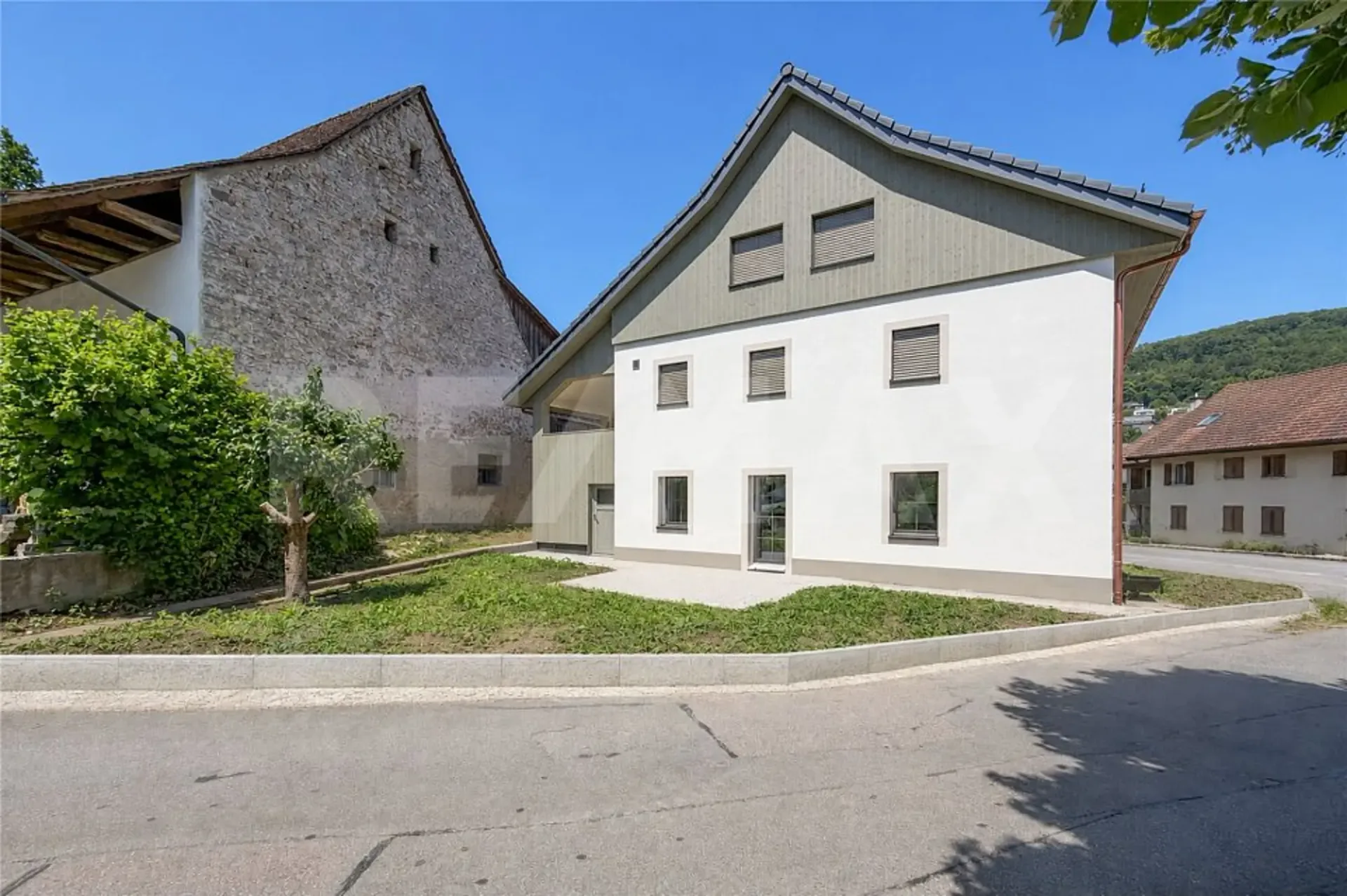 Erstvermietung: Moderne, grosszügige 2.5 Zimmer-Gartenwohnung in Zuzgen zu vermieten