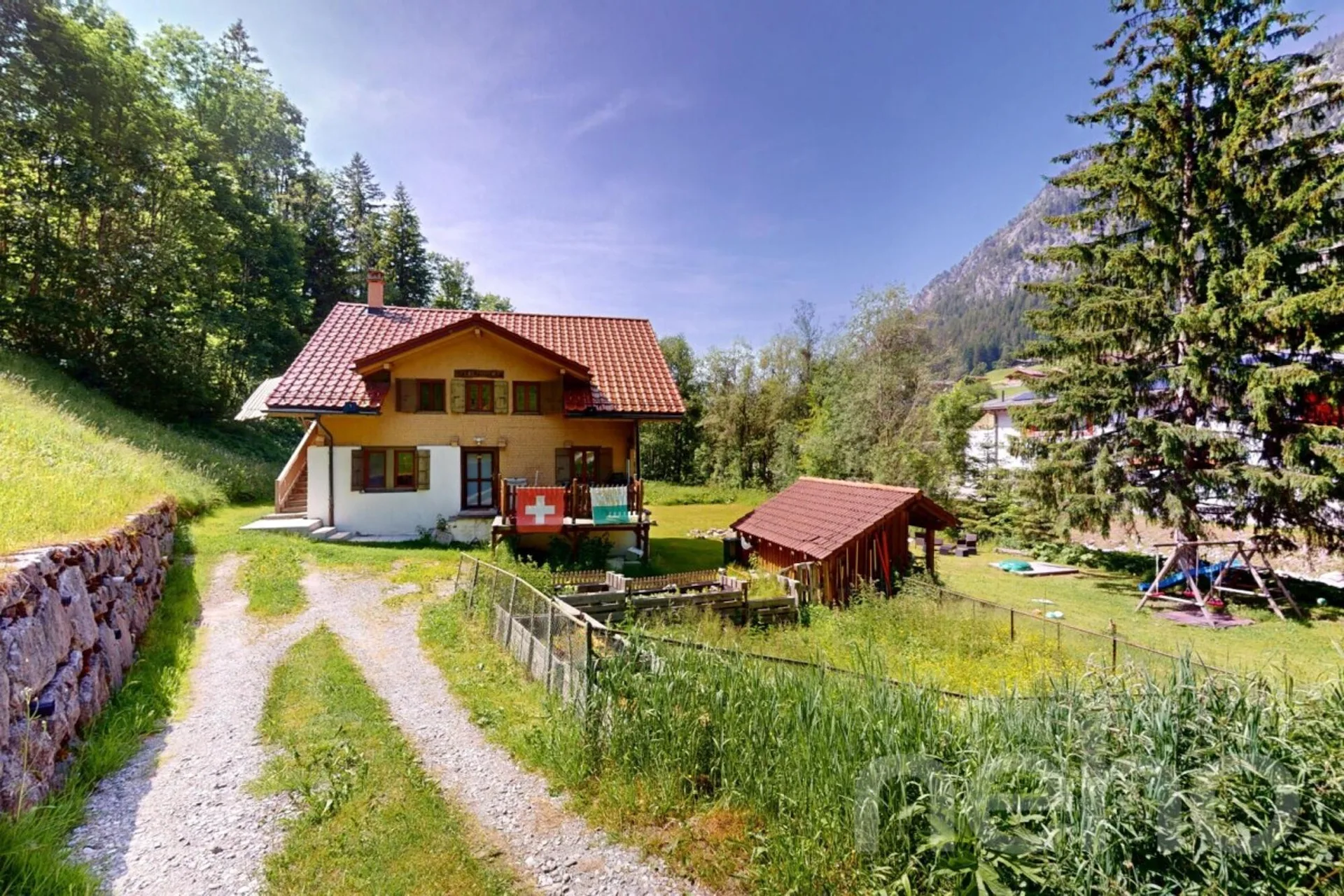 Authentique chalet rénové - grand terrain au bord de la rivière