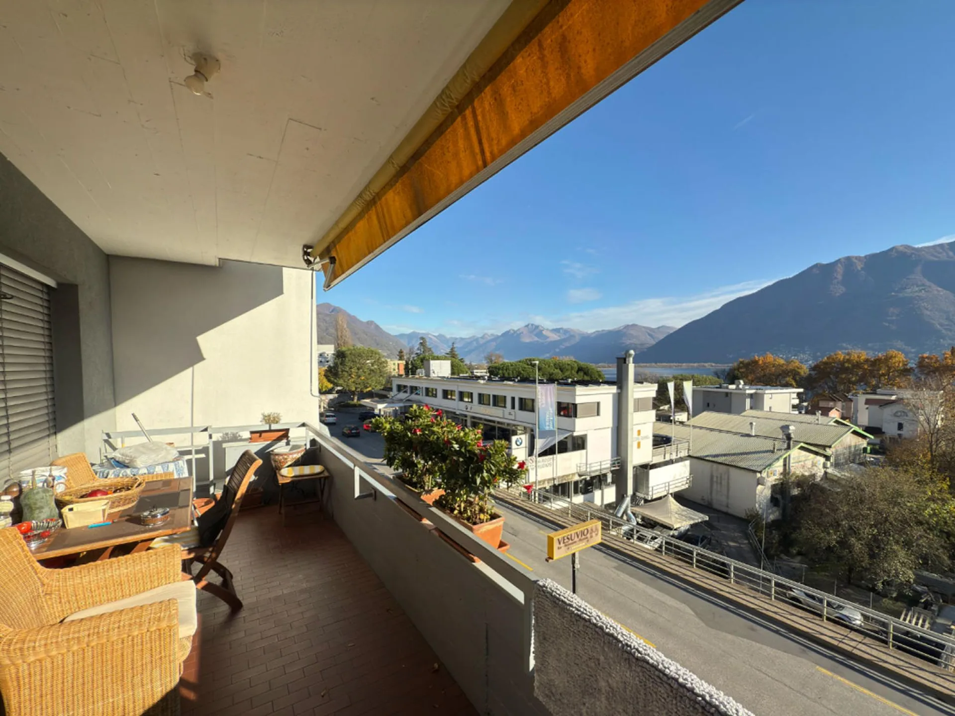 4,5-Zimmer-Wohnung im zweiten Stock, mit Außenstellplatz | Appartamento di 4.5 locali al secondo piano, con posteggio esterno