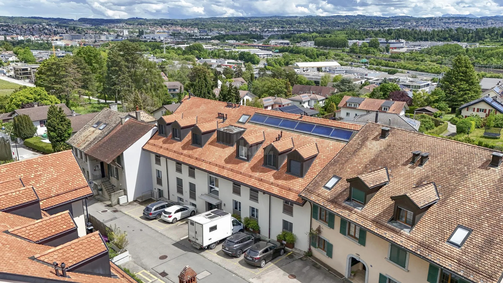 Schönes modernes Apartment mit großem Balkon