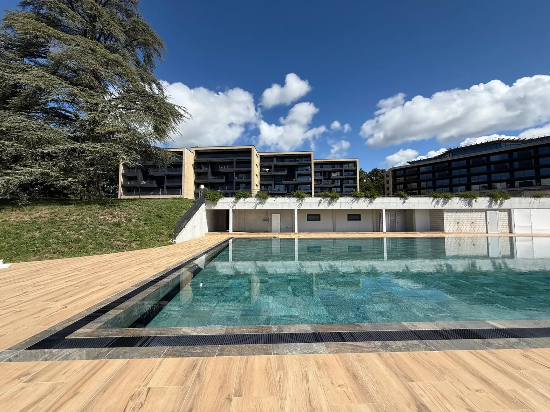 Beau 3.5 pièce neuf de stanting avec terrasse & jardin dans résidence avec piscine