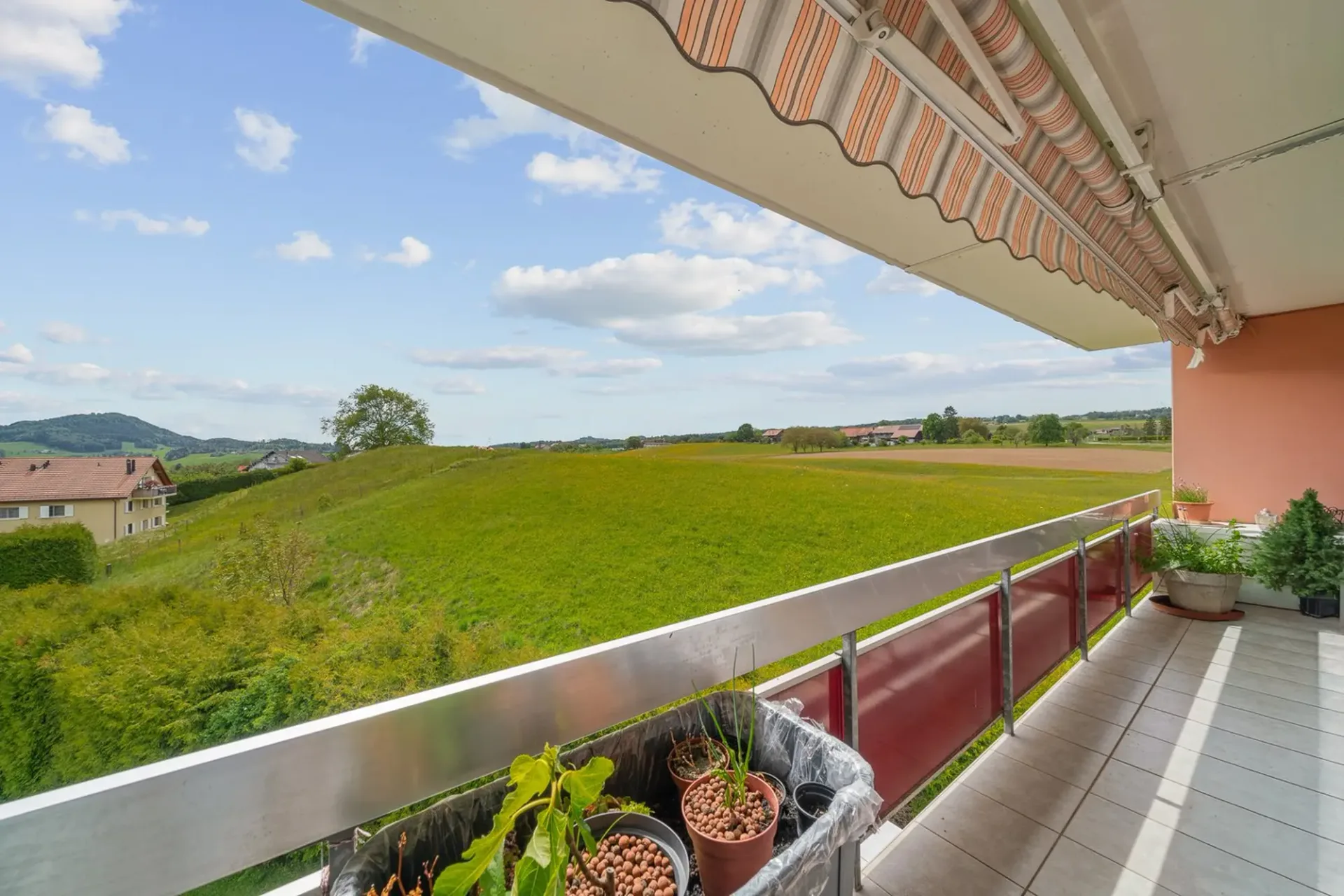 Schönes 4.5-Zimmer-Apartment - schöne Aussicht, idealer Standort nahe dem öffentlichen Verkehr - Einzelgarage